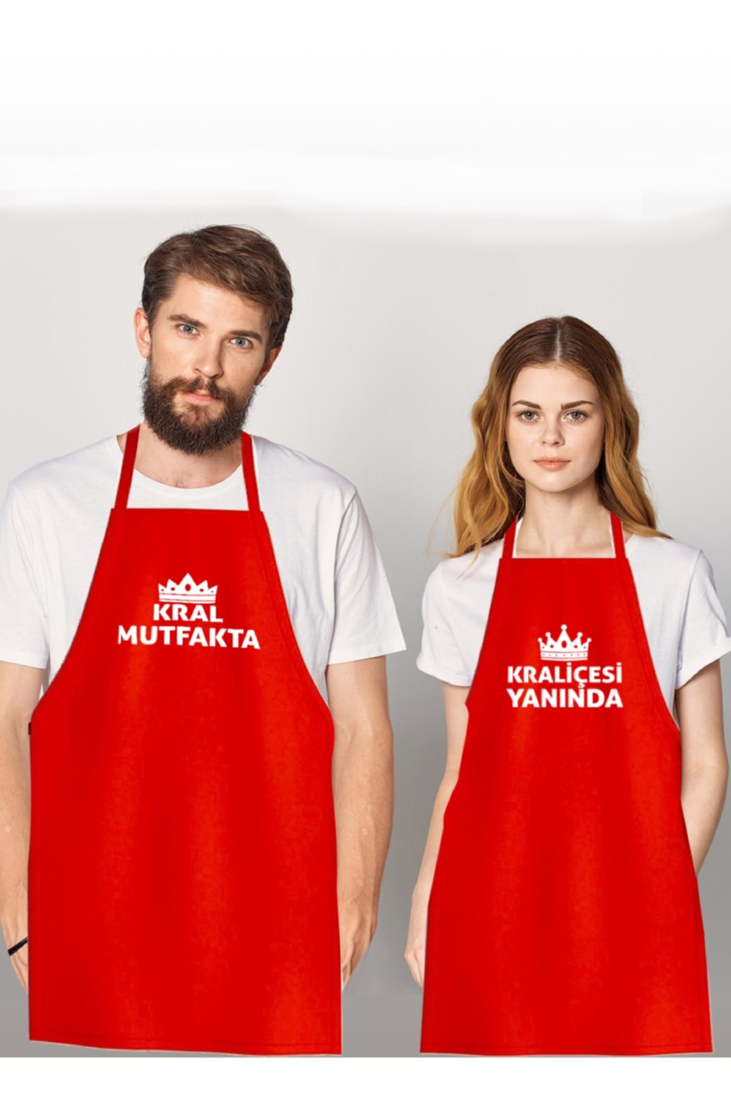 2li Kırmızı Mutfak Önlüğü Ve Aşçı Şapkası - Kral Mutfakta - Kraliçesi Yanında Baskılı - görsel 1